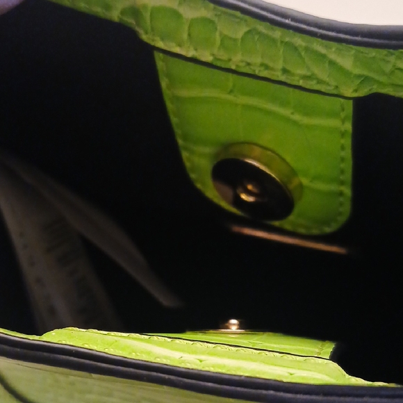 Green Crocodile-Embossed Women's Crossbody Bag 8" X 9" - Picture 6 of 6